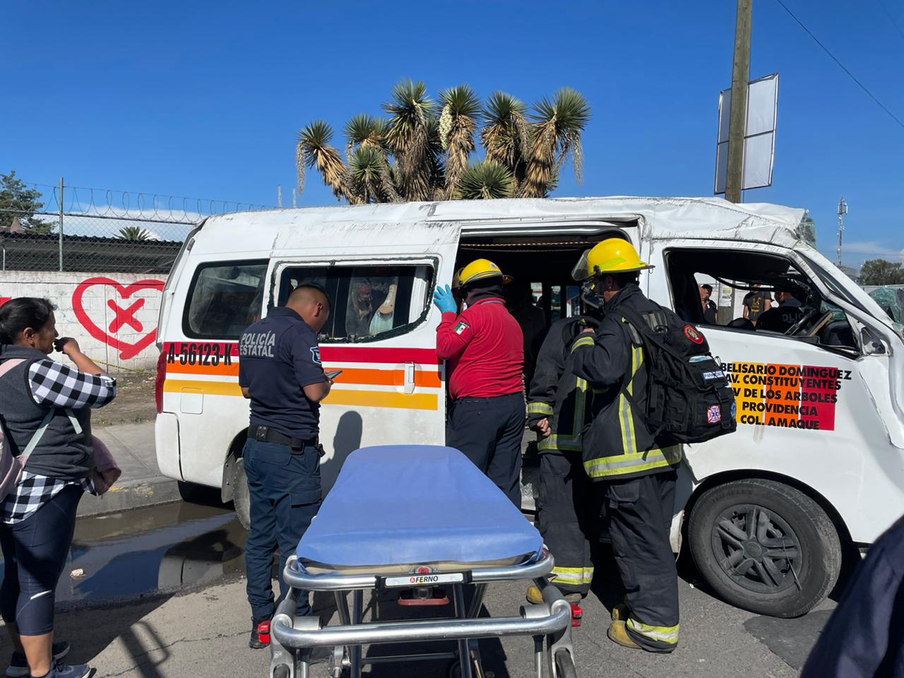 Mueren dos personas tras accidente de combi en el bulevar Santa Catarina