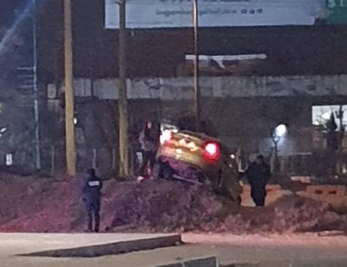 Vehículo queda varado en obra vial de la carretera Pachuca-Ciudad Sahagún