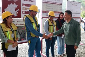 Julio Menchaca verifica avance de la carretera Cuautepec-Tulancingo