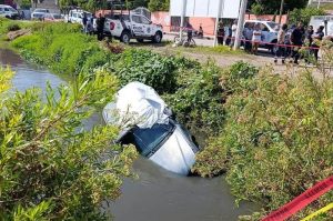 Muere mujer tras caer con su vehículo a canal, en Francisco I. Madero