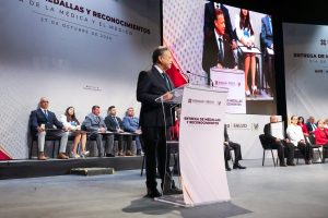 Menchaca reconoce la trayectoria y vocación del personal médico de Hidalgo