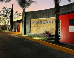 Hallan a hombre sin vida en un motel de San Agustín Tlaxiaca